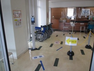 入口からすぐに検温